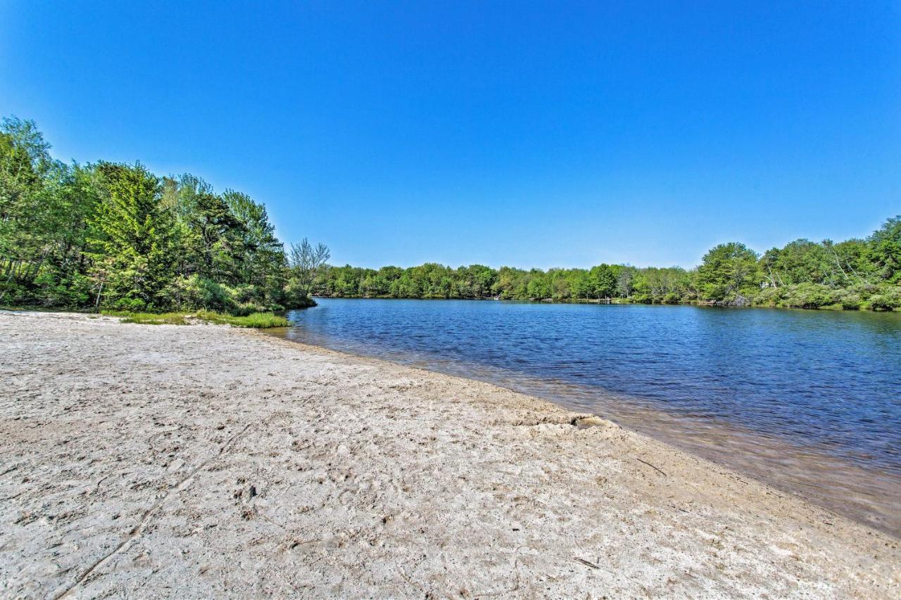 Peaceful Poconos Home With Lake And Pool Access! Long Pond Екстериор снимка